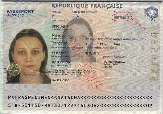 Spécimen de passeport français avec le numéro du document entouré